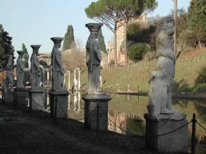 Villa Adriana, Cariatidi lungo il Canopo